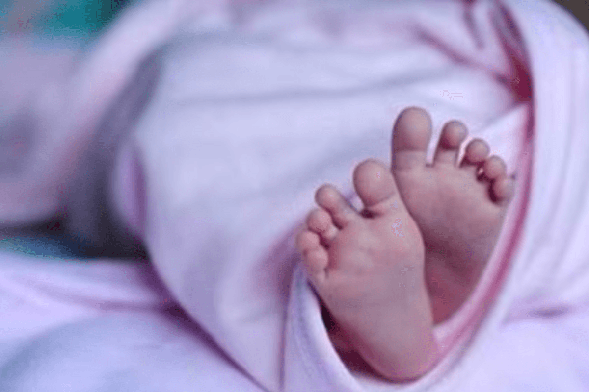 Muzaffarpur News: मां-बाप ने नवजात को सड़क किनारे फेंका, सिपाही ने सीने से लगाया, गोद भी लेंगे
