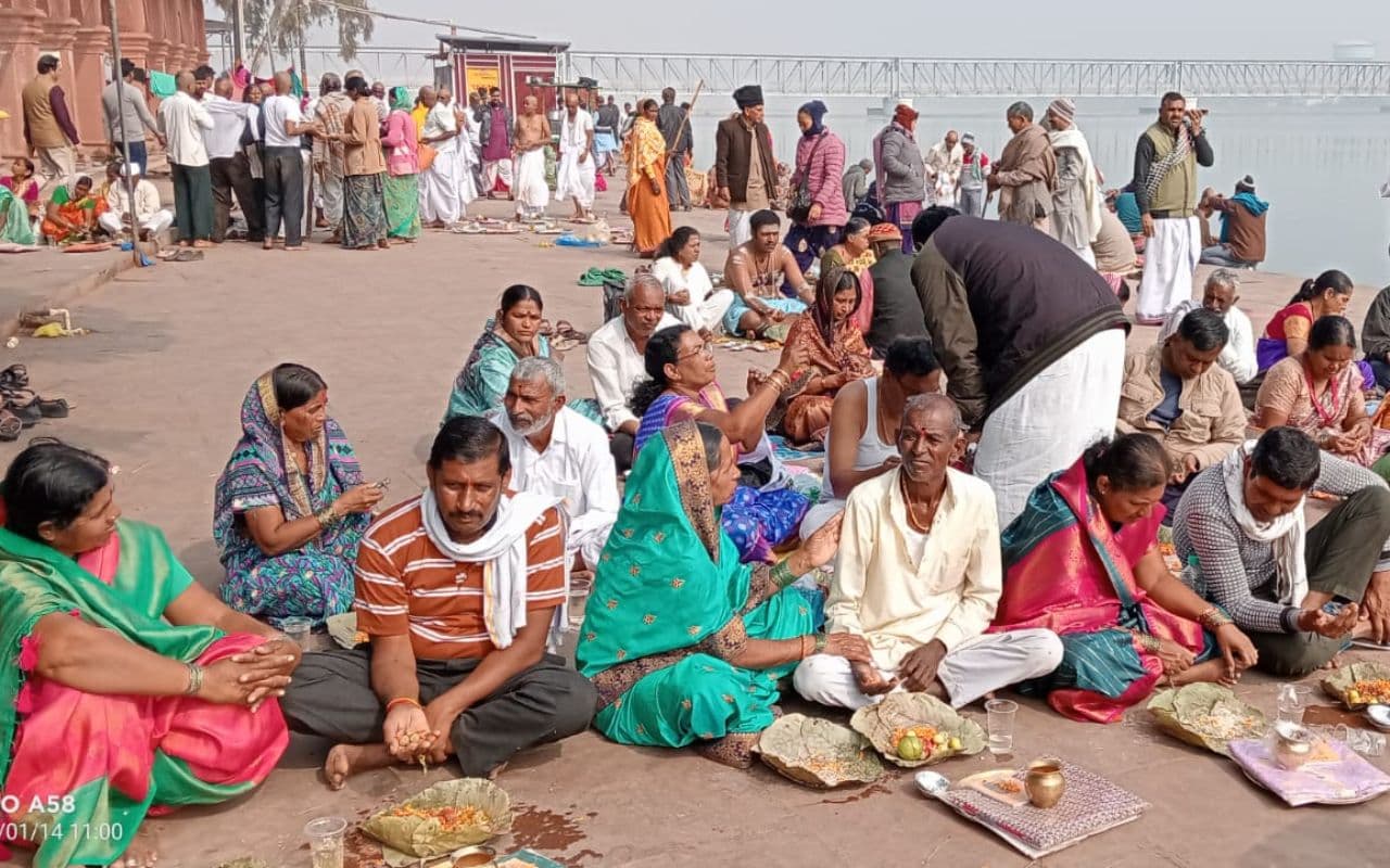 Gaya News: मकर संक्रांति पर विष्णुपद मंदिर में लगा आस्था का मेला, 10 हजार से अधिक श्रद्धालुओं ने की पूजा अर्चना