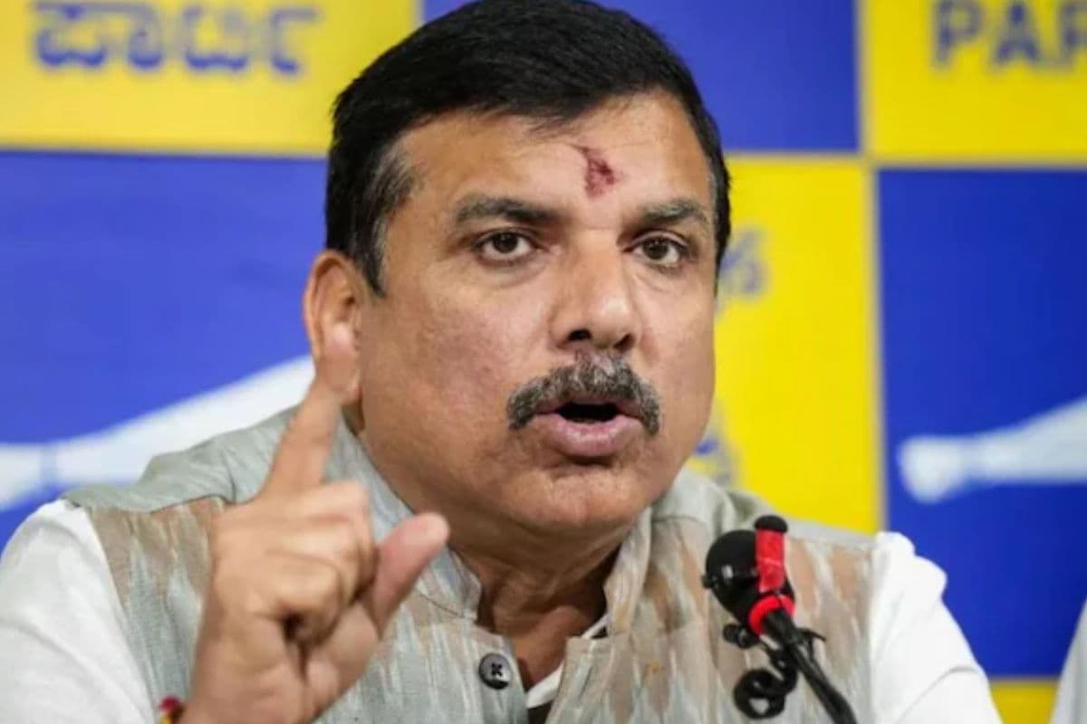 दिल्ली मुख्यमंत्री आवास के बाहर धरने पर बैठे संजय सिंह और सौरभ भारद्वाज, भाजपा ने जारी किया बंगले का वीडियो