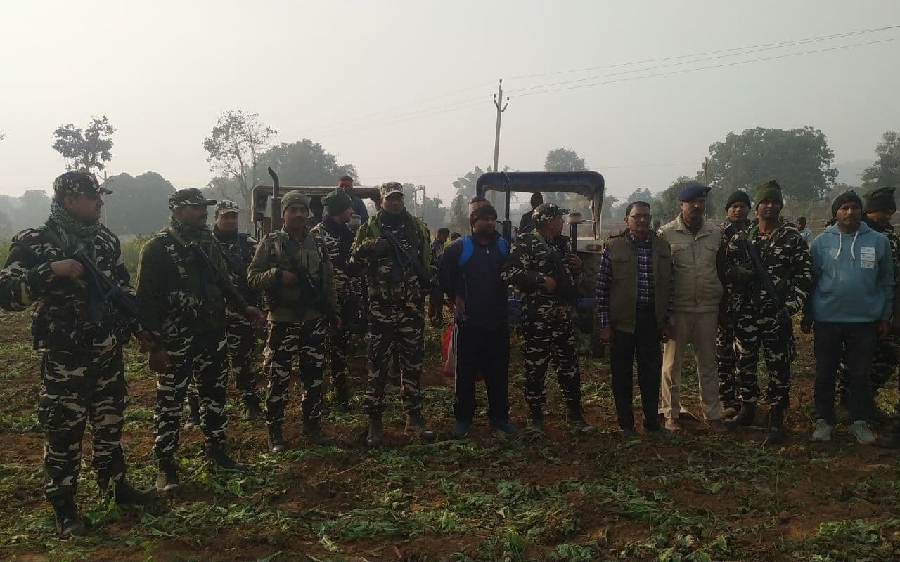 Gaya News: गया में नशे के खिलाफ अभियान, सुरक्षाबालों ने 2.16 एकड़ अफीम की फसल को किया नष्ट