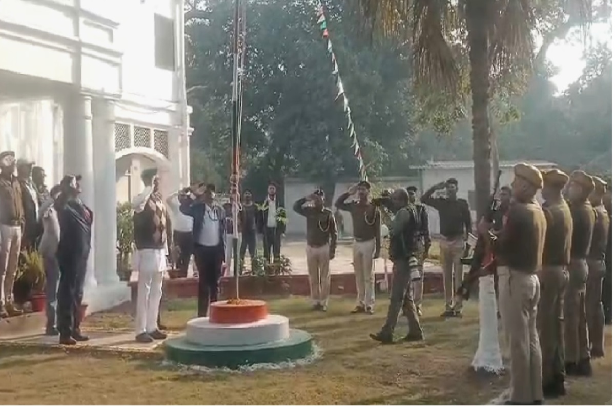 Republic Day 2025: लालू प्रसाद ने राबड़ी आवास पर फहराया तिरंगा, पढ़िए तेज प्रताप ने कहां झंडोत्तोलन किया