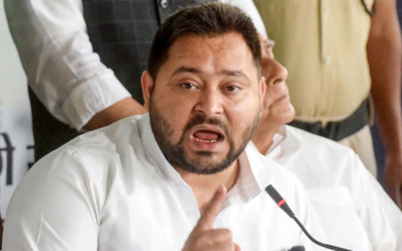 तेजस्वी के पास कैसे आए दो EPIC नंबर? चुनाव आयोग ने भेजा नोटिस, NDA ने की FIR की मांग