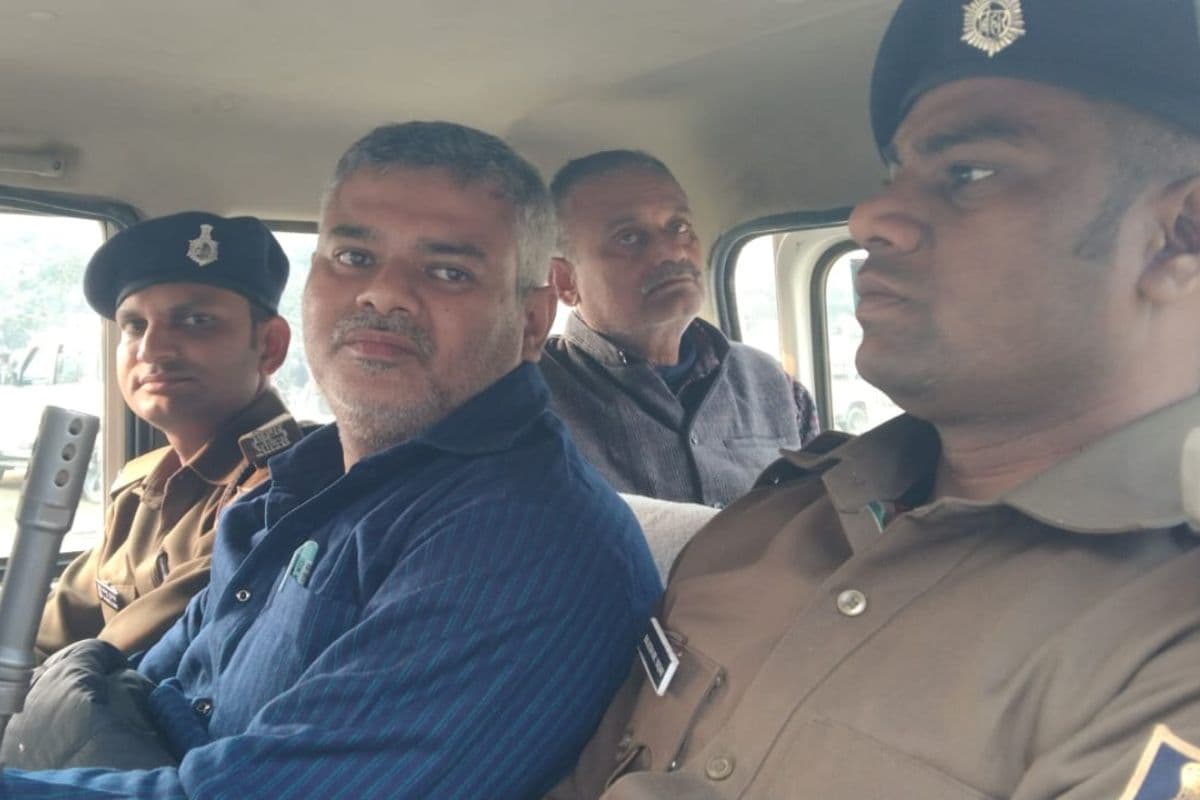 बेतिया में बाहरी आदमियों को रख वसूली कराते थे MVI अनुप सिंह, डीटीओ ने दर्ज कराई प्राथमिकी