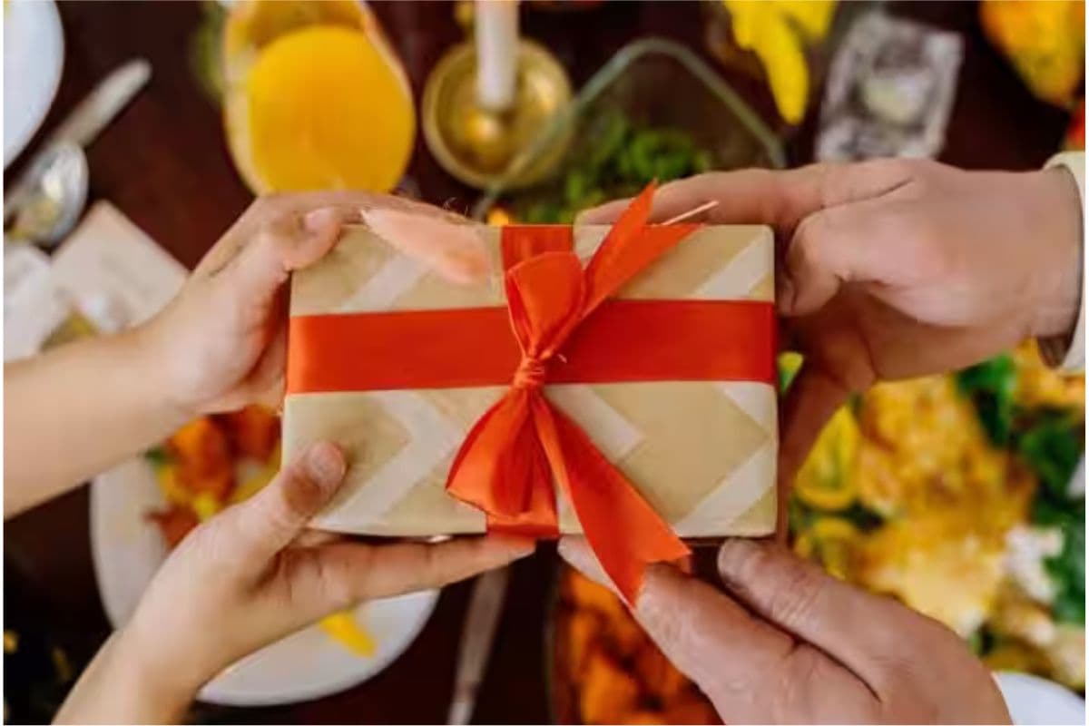 Promise Day Gift Ideas : प्रॉमिस डे पर इन रोमांटिक गिफ्ट्स को देकर, पार्टनर से करें प्यार का इजहार