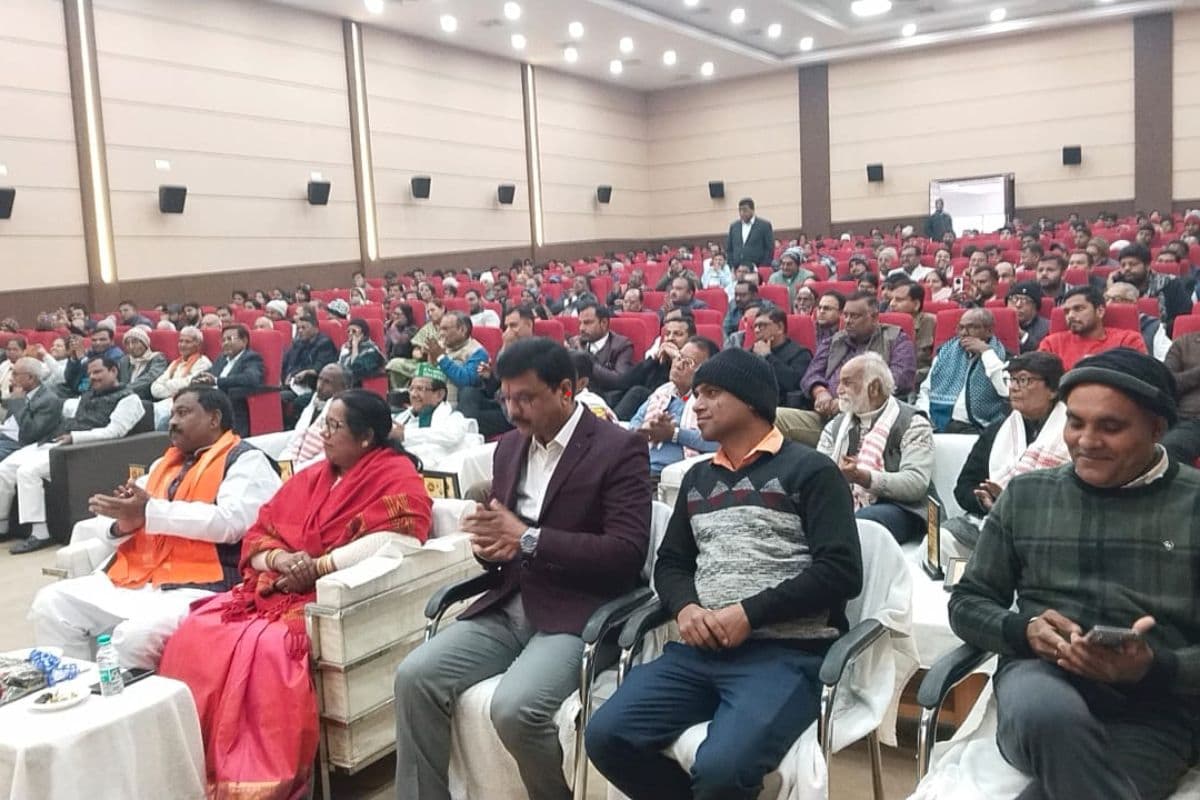 Jharkhand News: प्रभात खबर गौरव सम्मान से सम्मानित हुए 15 कर्मवीर, कवि सम्मेलन में खूब लगे ठहाके