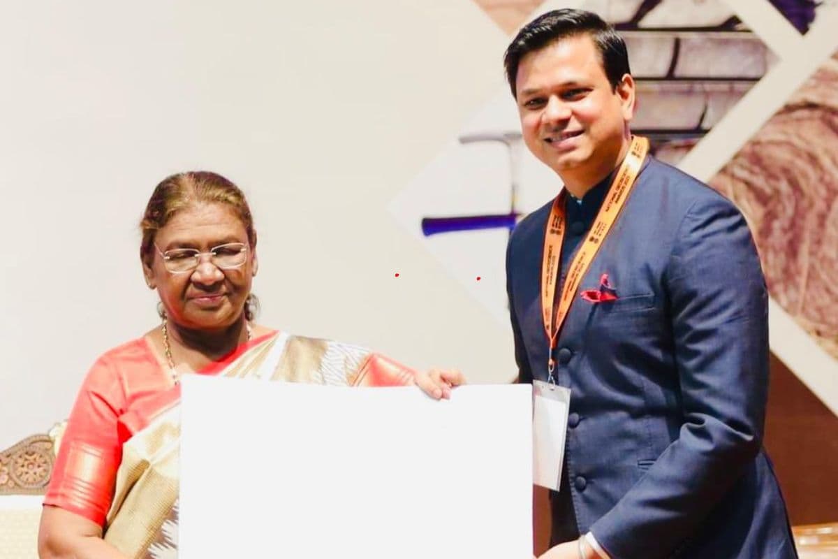 डॉ विक्रम विशाल को सम्मानित करती राष्ट्रपति द्रौपदी मुर्मू डॉ विक्रम विशाल को सम्मानित करती राष्ट्रपति द्रौपदी मुर्मू