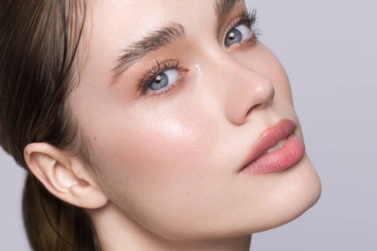 Home Facial For Glowing Skin: अगर आपको भी चाहिए पार्लर जैसा निखार और चमकदार चेहरा तो अपनायें यह ट्रिक्स