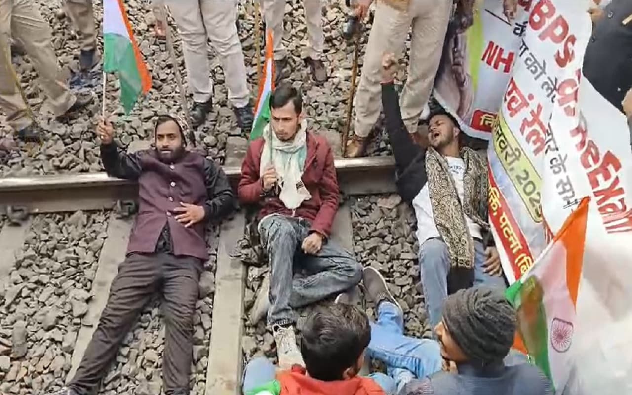 Video: पप्पू यादव के समर्थक पटरियों पर लेटे, BPSC री-एग्जाम की मांग लेकर बिहार बंद कराने निकले