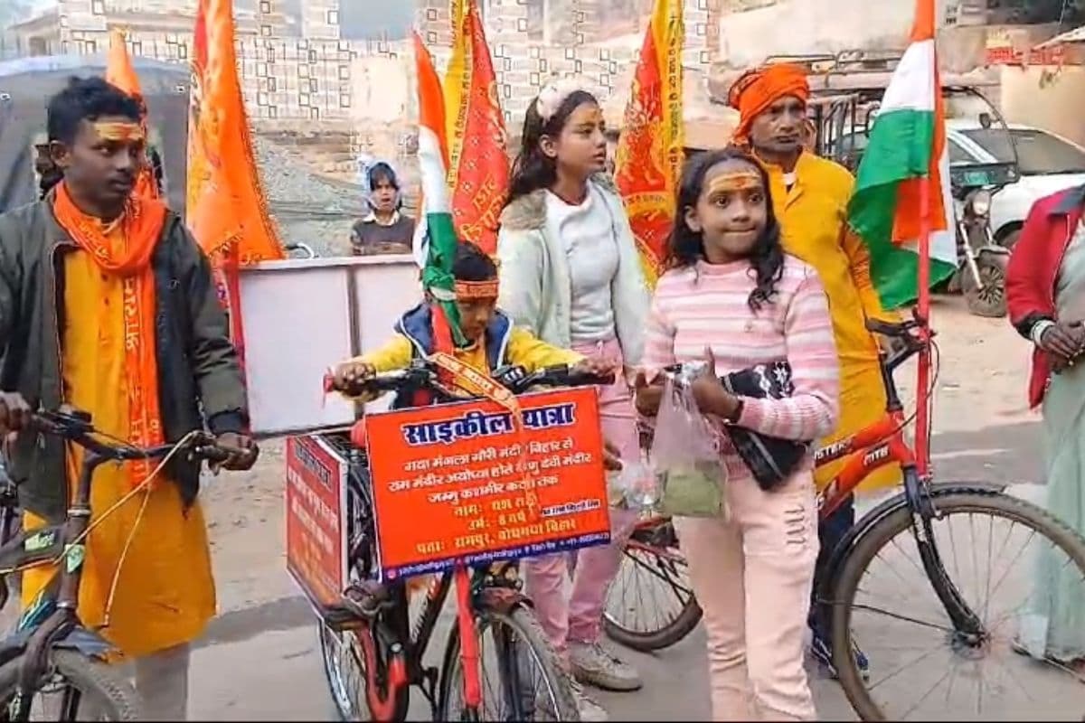 VIDEO: साइकिल पर 8 साल के बेटे को लेकर वैष्णो देवी की यात्रा पर निकले पिता, मकर संक्रांति पर बोधगया से शुरू किया सफर