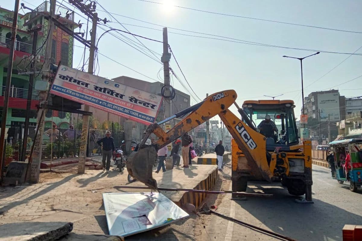Photos: औरंगाबाद में अतिक्रमण पर बुलडोजर एक्शन से अफरातफरी, एक नगर परिषद कर्मचारी घायल