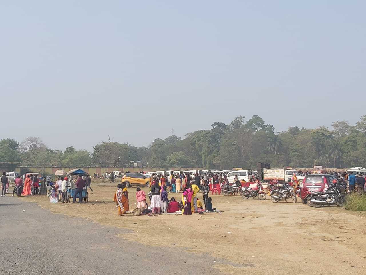 लोगों ने फरक्का के गांधी घाट पर उठाया पिकनिक का लुत्फ