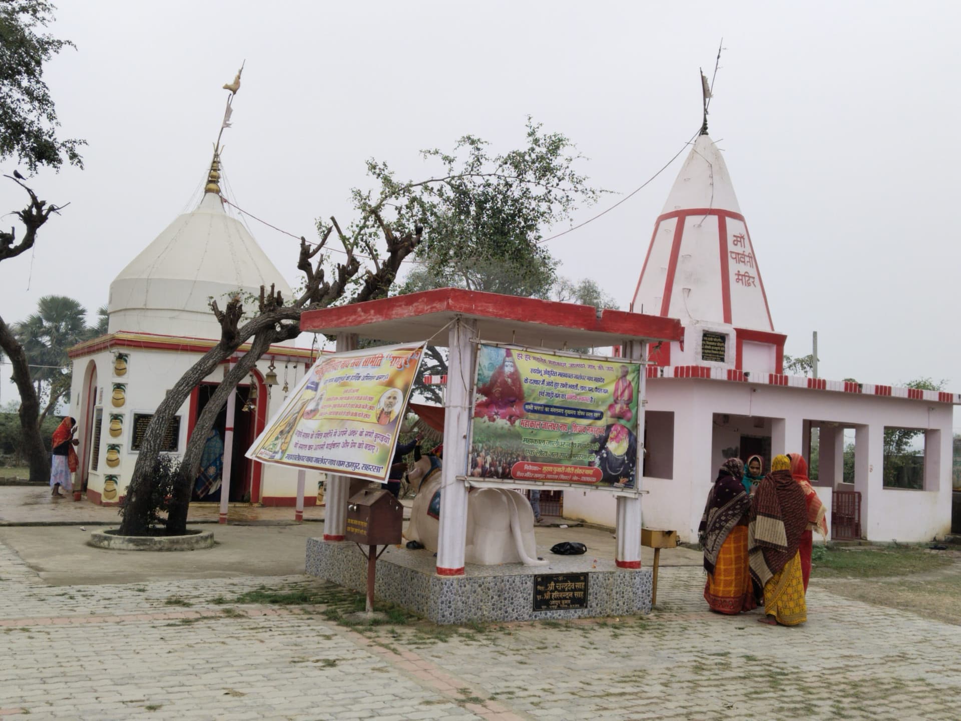 नववर्ष में लोगों ने धार्मिक स्थल व मंदिरों में टेका माथा