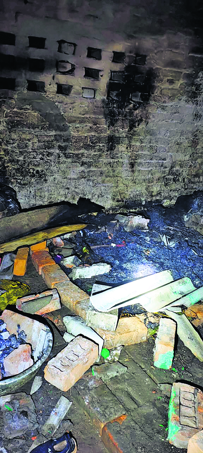 Gopalganj News : सुरवाल में ईंट भट्ठा पर खाना बनाते समय गैस सिलिंडर में हुआ विस्फोट, एक दर्जन लोग झुलसे