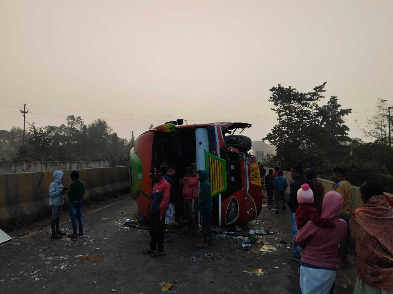 East Singhbhum : पश्चिम बंगाल से नेतरहाट जा रही बस डिवाइडर से टकराकर पलटी, 16 पर्यटक घायल