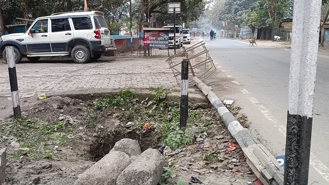 स्कॉर्पियो की ठोकर से टूटा कस्टम का बैरियर, जुर्माने देकर छूटा