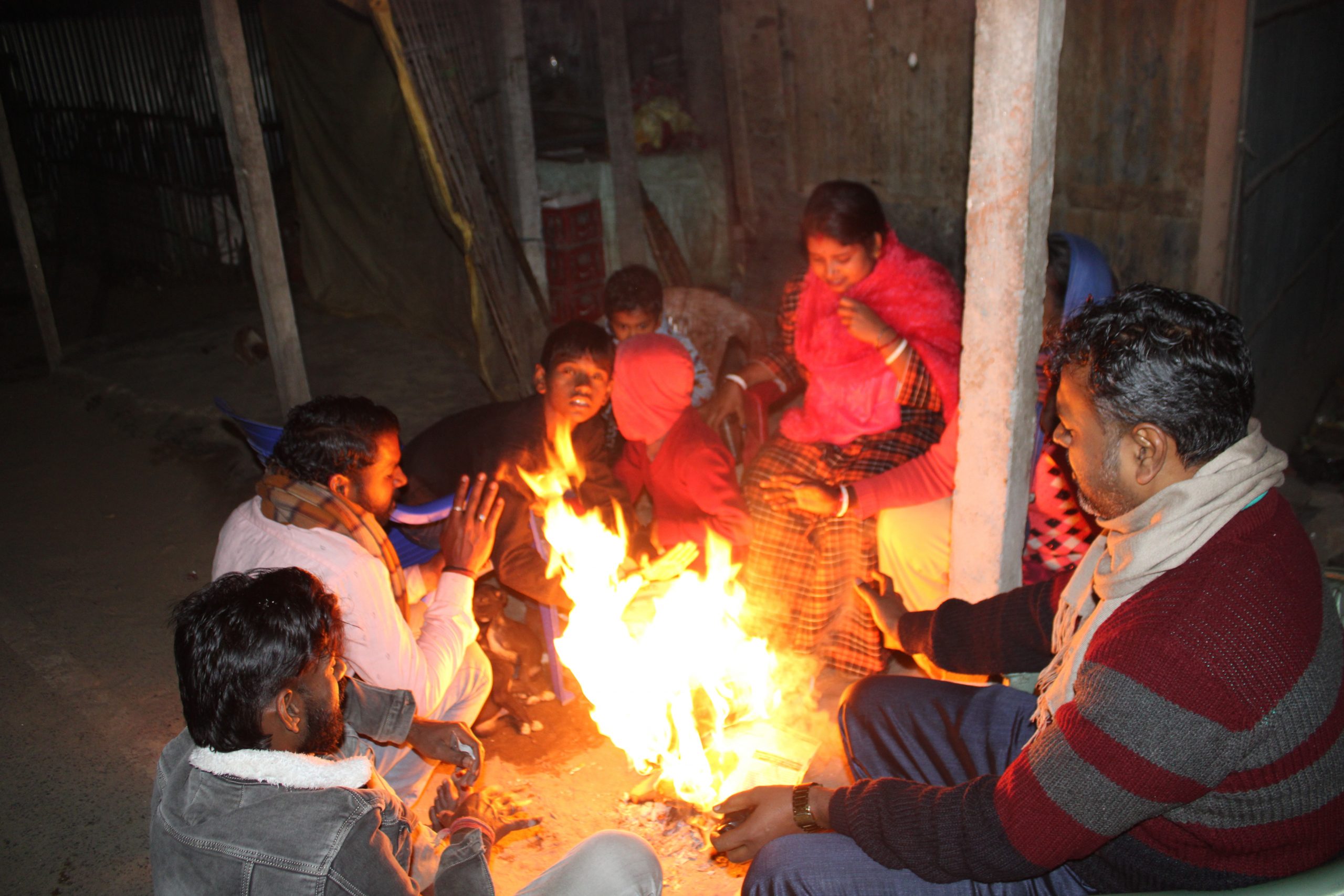 ठंड से ठिठुर रहे लोग, कोहरे ने थामी वाहनों रफ्तार, विजिबिलिटी काफी कम
