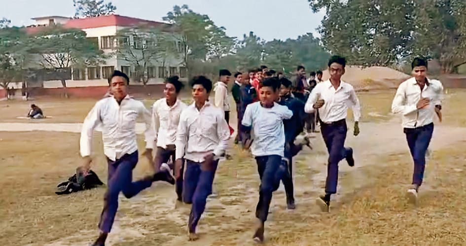 Gopalganj News  : सरकारी स्कूलों में शुरू हुआ खेल सप्ताह, पहले दिन छात्रों का लिया गया बैटरी टेस्ट