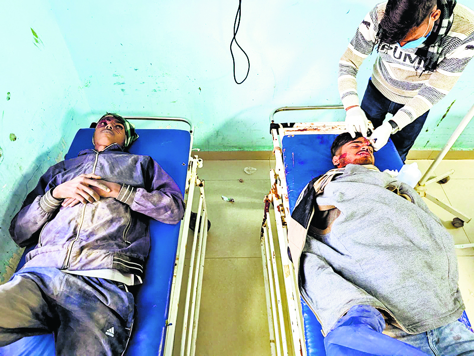 डायल 112 वाहन ने बाइक सवार तीन लोगों को मारी टक्कर