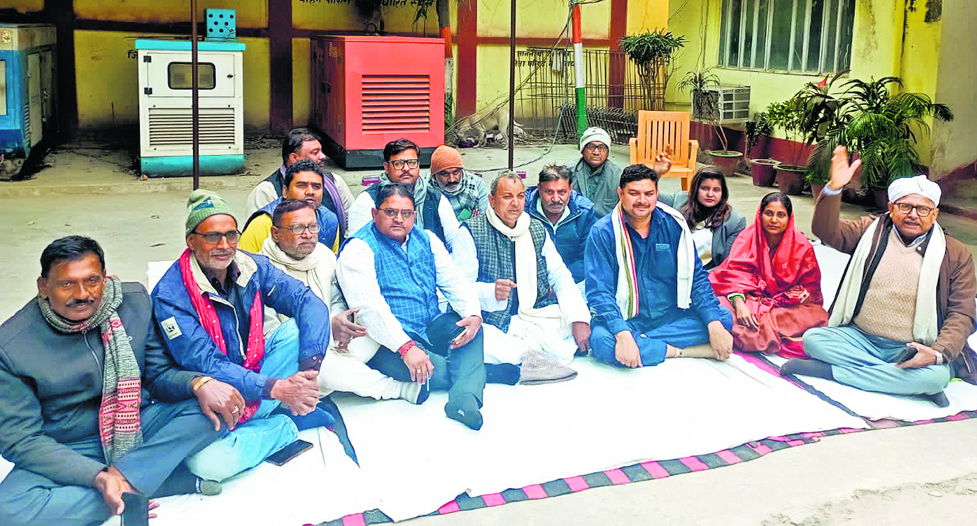 जिला पार्षदों का धरना दूसरे दिन भी जारी, अपनी मांगों पर अडिग जनप्रतिनिधि