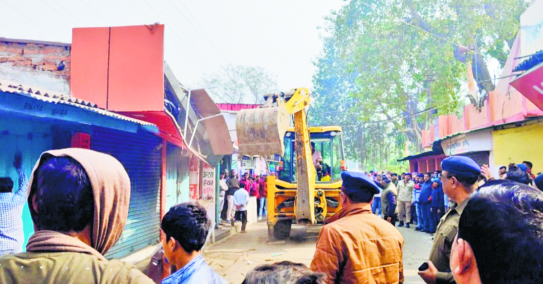 बरौनी में रेल प्रशासन ने अतिक्रमण पर चलाया बुलडोजर, पांच दुकानों को किया सील