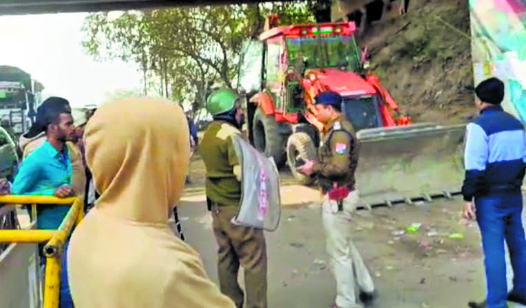 hajipur news. रेल प्रशासन ने अतिक्रमणकारियाें के खिलाफ चलाया अभियान, हटायी गयी दो दर्जन से अधिक दुकानें