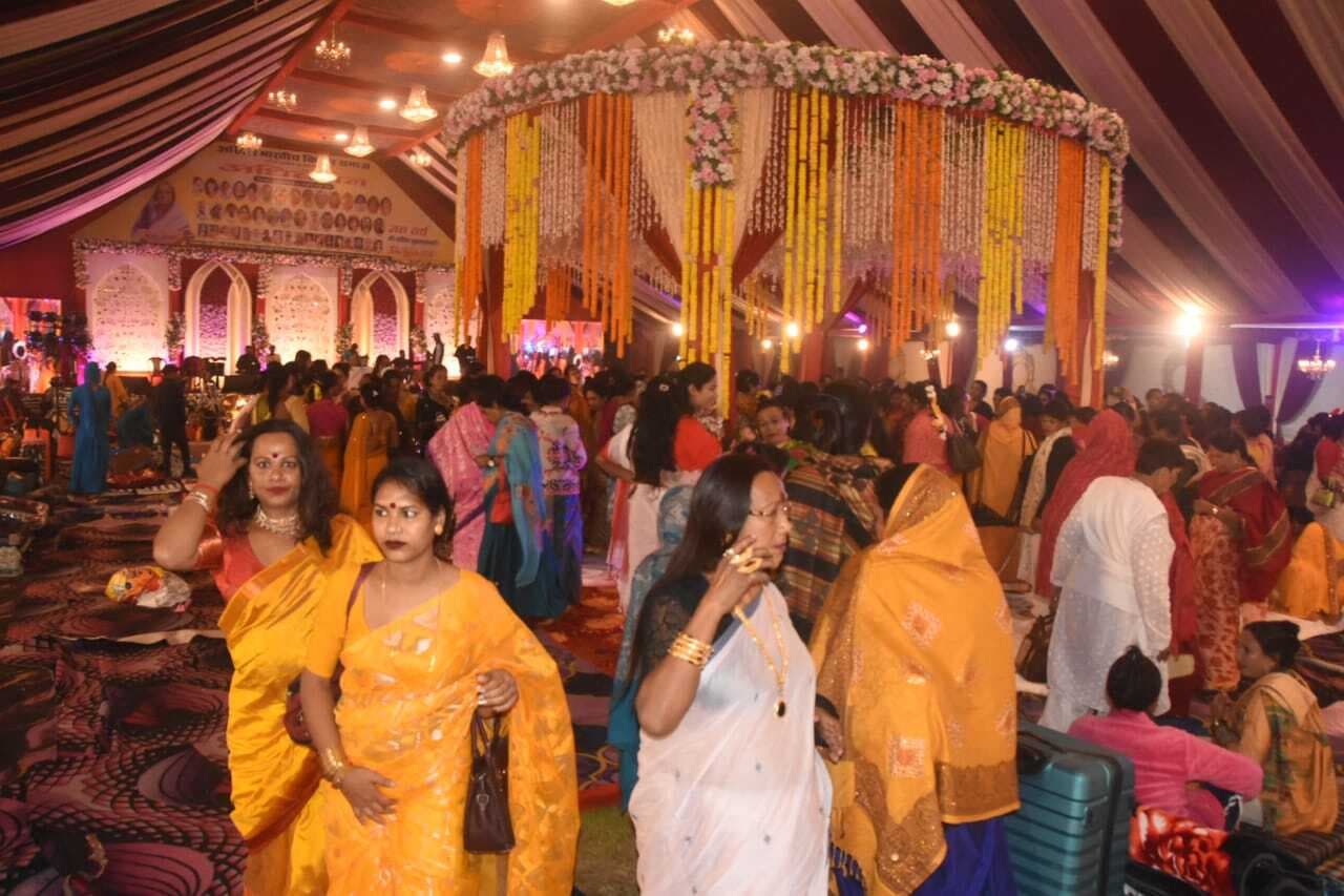 Dhanbad News: पीले वस्त्र पहन किन्नरों ने निभायी खिचड़ी तौलने की रस्म