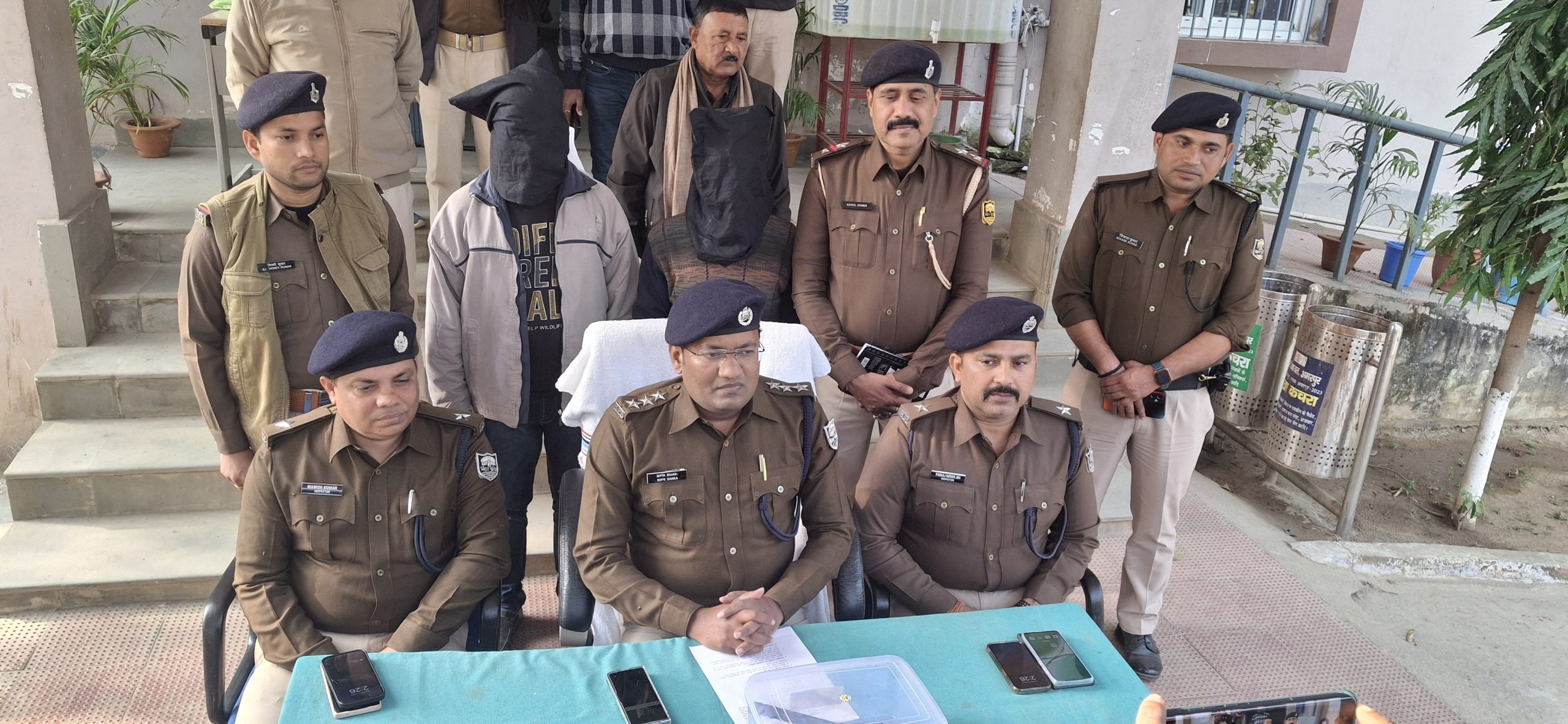 मैनमा गांव से कट्टा व कारतूस के साथ दो अपराधी गिरफ्तार