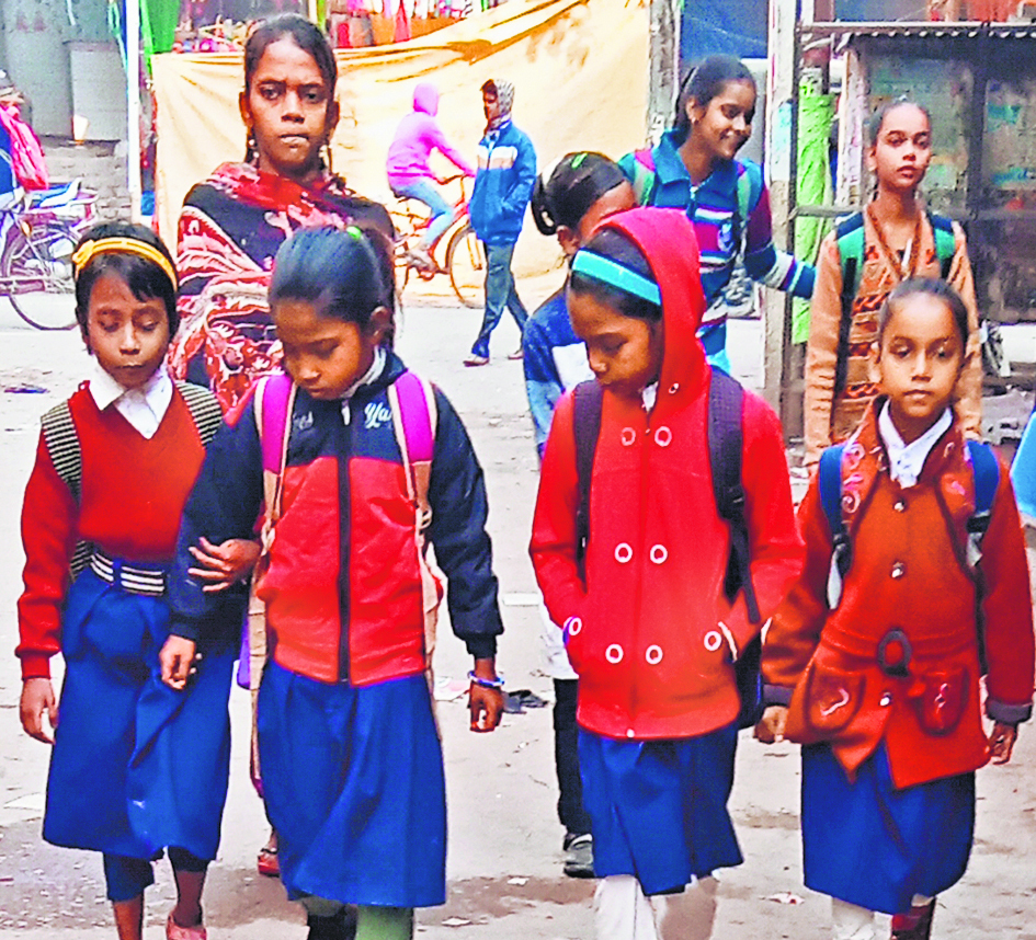 Chhapra News : कड़ाके की ठंड में ठिठुरते हुए स्कूल पहुंचे बच्चे, दिनभर बनी रही गलन