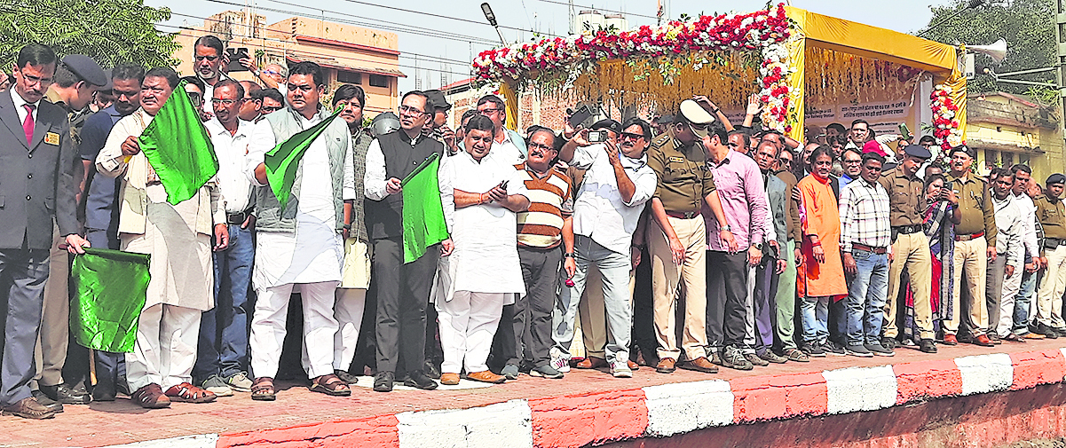 Rourkela News: राजगांगपुर स्टेशन में आजाद हिंद, मौर्य एक्सप्रेस व हटिया-यशवंतपुर का ठहराव शुरू