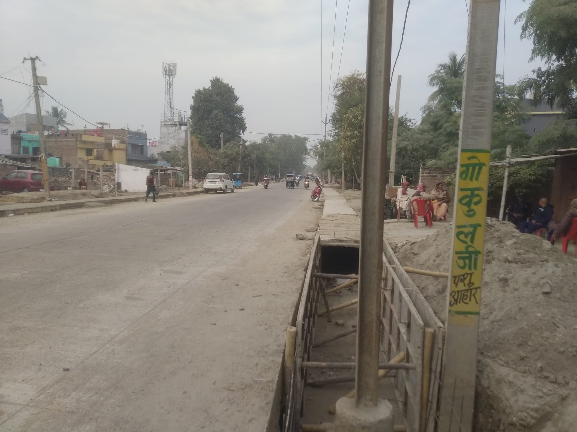 बिना विद्युत पोल हटाये हो गयी नाला की ढलाई, ग्रामीणों में आक्रोश