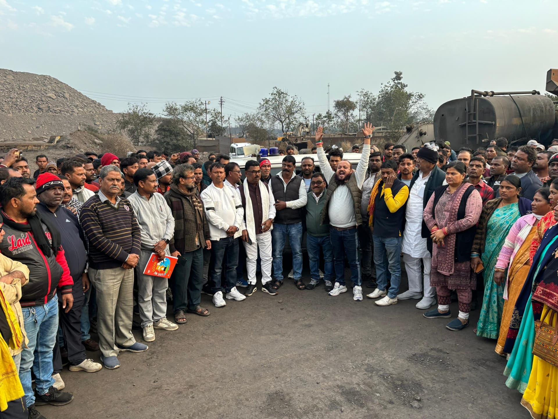 Dhanbad News :आउटसोर्सिंग में झुलसे कर्मी की मौत, मुआवजा के लिए शव रख हिलटॉप का रोका काम