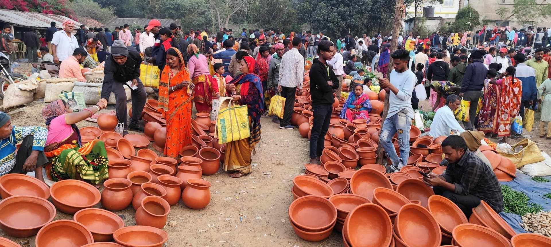 East Singhbhum News : गालूडीह हाट में उमड़ी भीड़, बांस से बनी सामग्री, लाल साड़ी, मुर्गा-मुर्गी व बत्तख की हुई खरीदारी