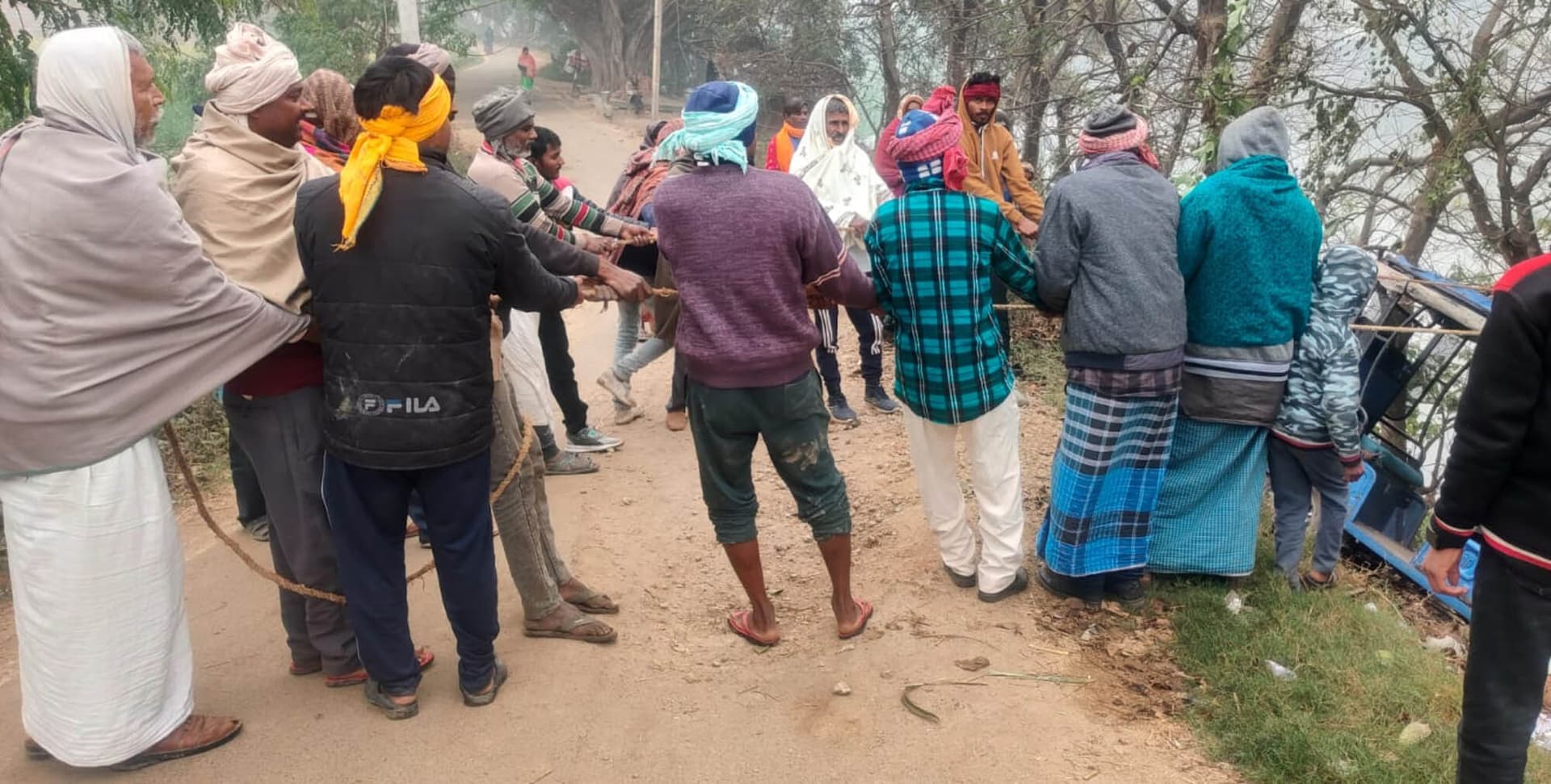 जर्जर सड़क पर ई-रिक्शा पलटा, आधा दर्जन लोग हुए चोटिल