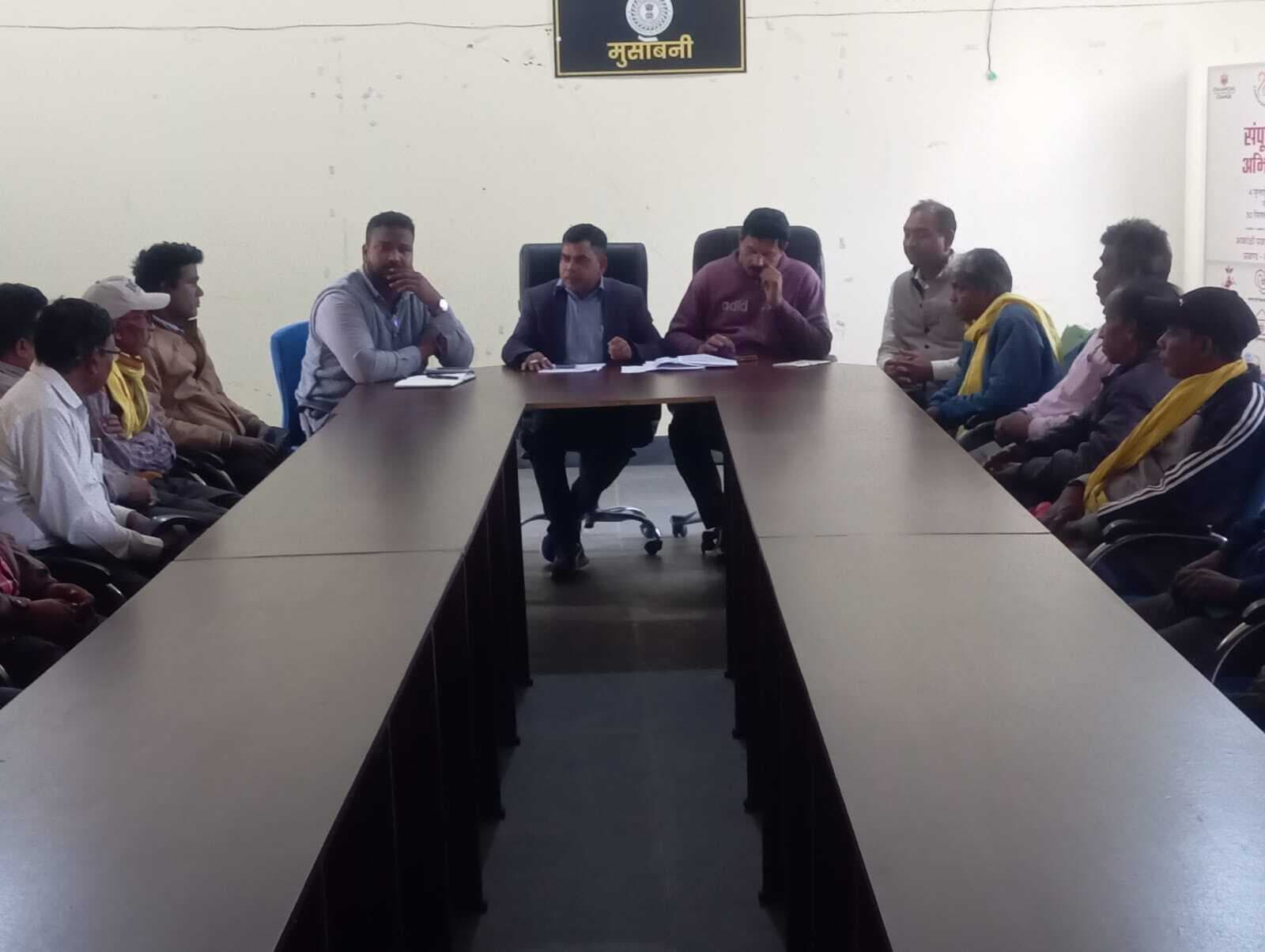 East Singhbhum News : सीओ बोले- हर दिन गांवों में ग्रामसभा कर निर्णय लें<bha>;</bha> ग्रामीणों ने कहा- हम आपस में बैठक कर बतायेंगे