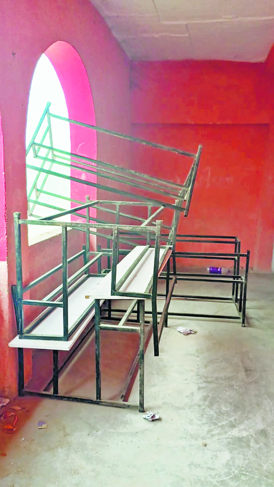 Hajipur News : पुलिस के जवानों ने स्कूल की बेंच डेस्क की तख्ती उखाड़ कर बनाया बेड