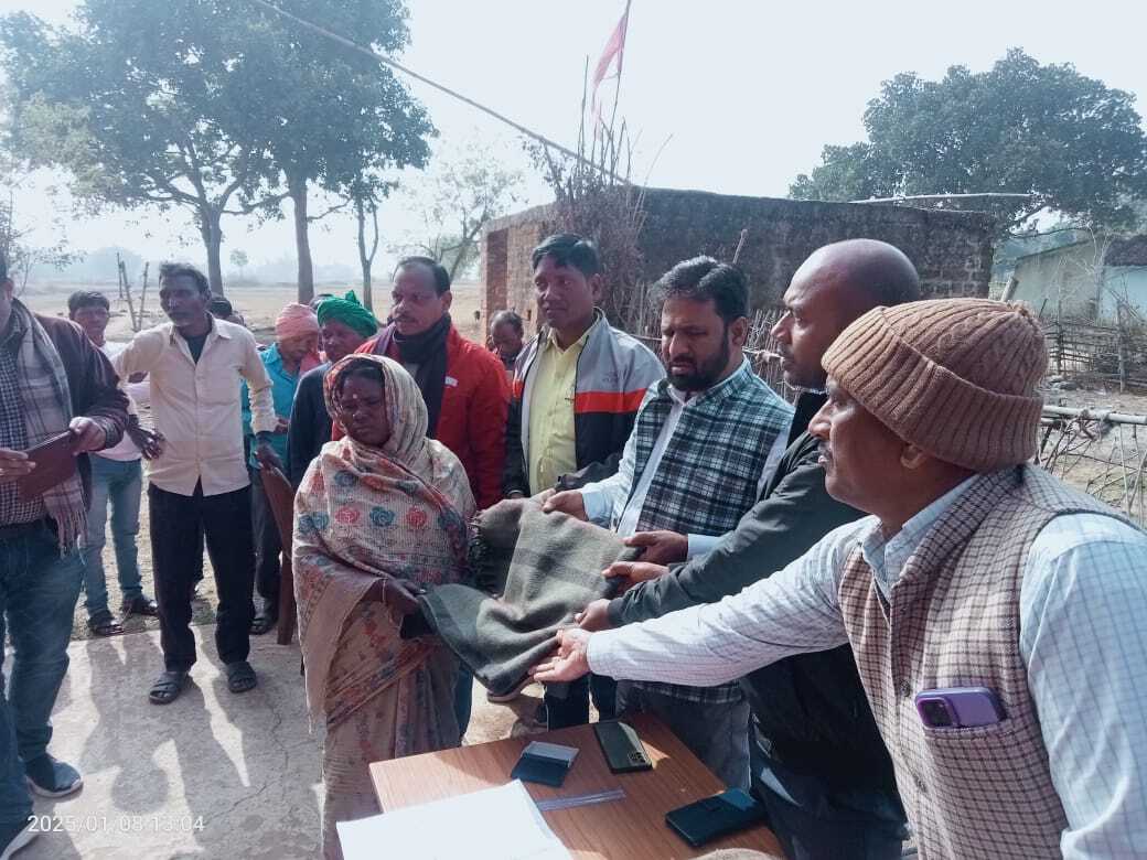 जरूरतमंदों के बीच कंबल का किया गया वितरण