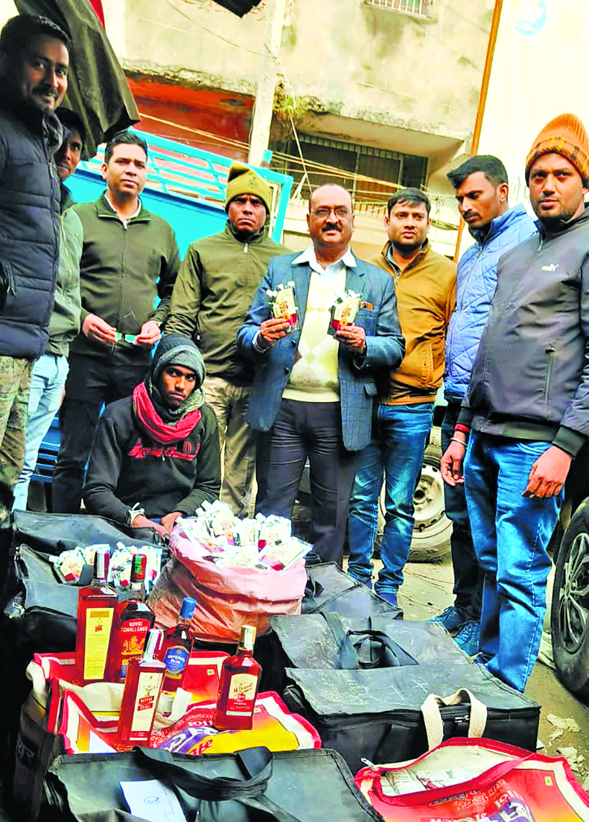 hajipur news. उत्पाद पुलिस ने 252 लीटर विदेशी शराब के साथ धंधेबाज को किया गिरफ्तार