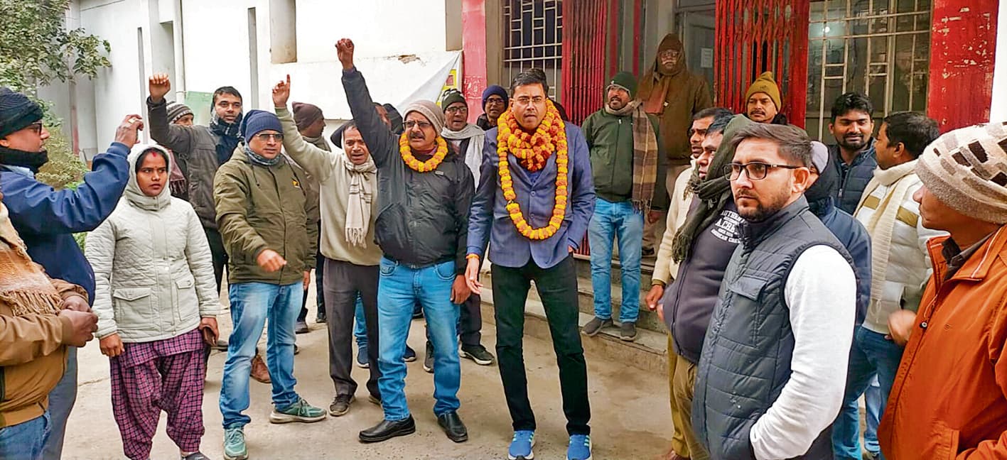 Saran News : डाक कर्मियों ने किया डाक अधीक्षक के खिलाफ प्रदर्शन