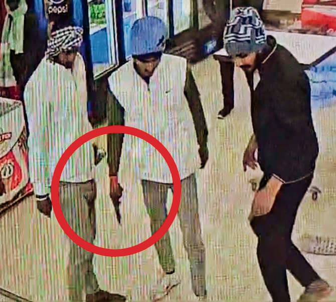 Gopalganj News : लापरवाही पड़ी भारी, सब इंस्पेक्टर हुए निलंबित, वारदात का मिला लाइव सीसीटीवी कैमरा फुटेज