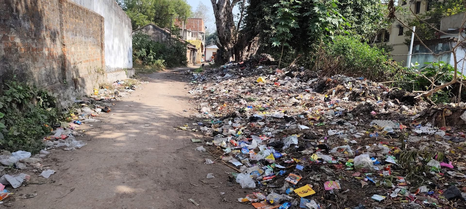 East singhbhum news : झुग्गी-झोपड़ी में बीत गये 70 साल, आवास का सपना नहीं हुआ साकार