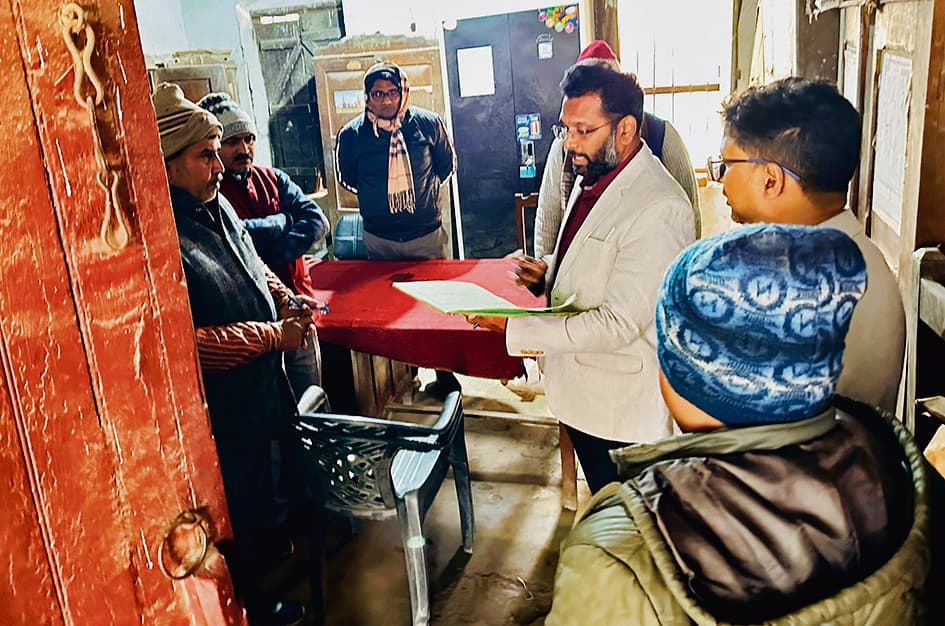 Gopalganj News : डीएम के निरीक्षण में शिक्षा विभाग के ओएस मिले गायब, तो एक साल से नहीं आया कर्मी