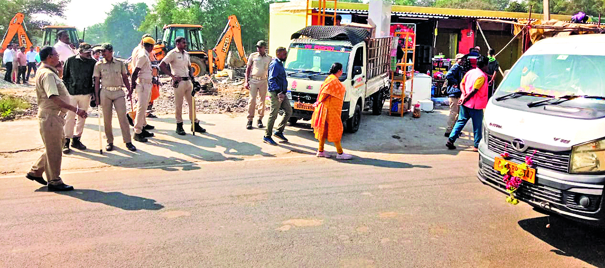 Rourkela News: लाठीकटा में सरकारी जमीन पर बनी 20 दुकानों व मकान को किया जमींदोज
