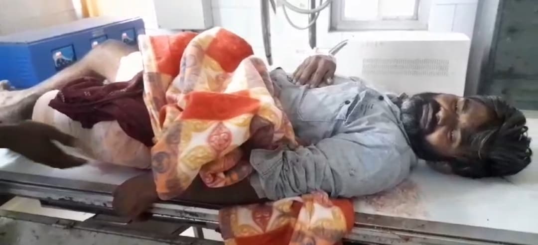 मोबाइल छीनने का विरोध करने पर दिनदहाड़े युवक को मारी गोली