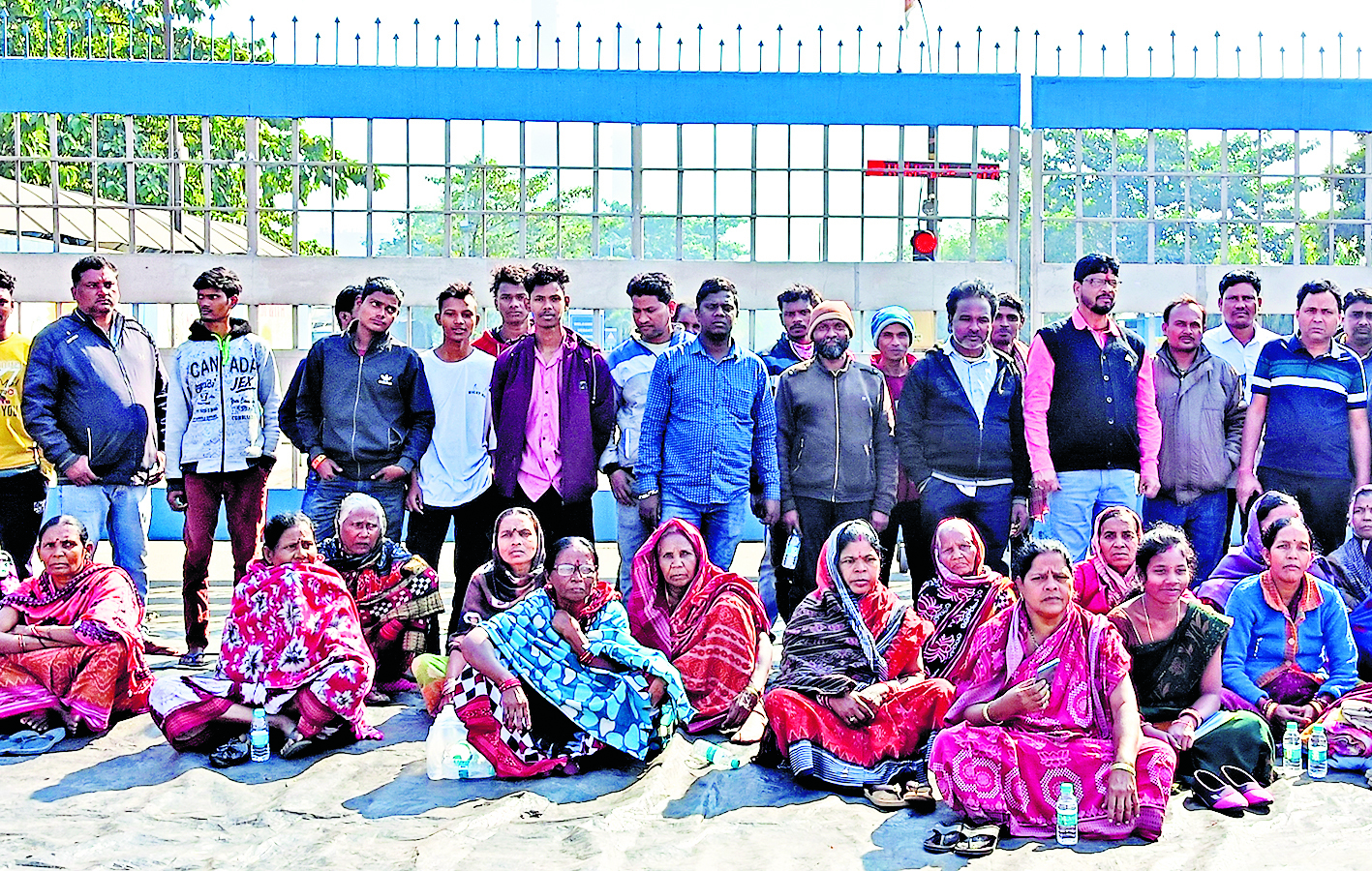 Jharsuguda News: भुरकामुंडा के ग्रामीणों ने छह घंटे बंद रखा वेदांता कारखाना का गेट