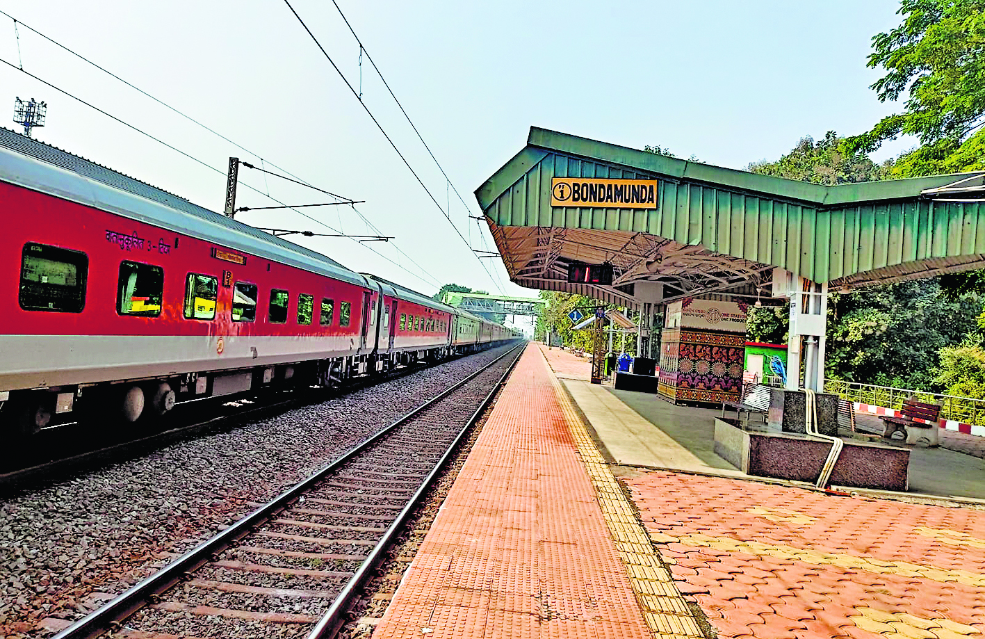 Rourkela News: बंडामुंडा स्टेशन में कोरोना काल से बंद है आधा दर्जन ट्रेनों का ठहराव, यात्री परेशान
