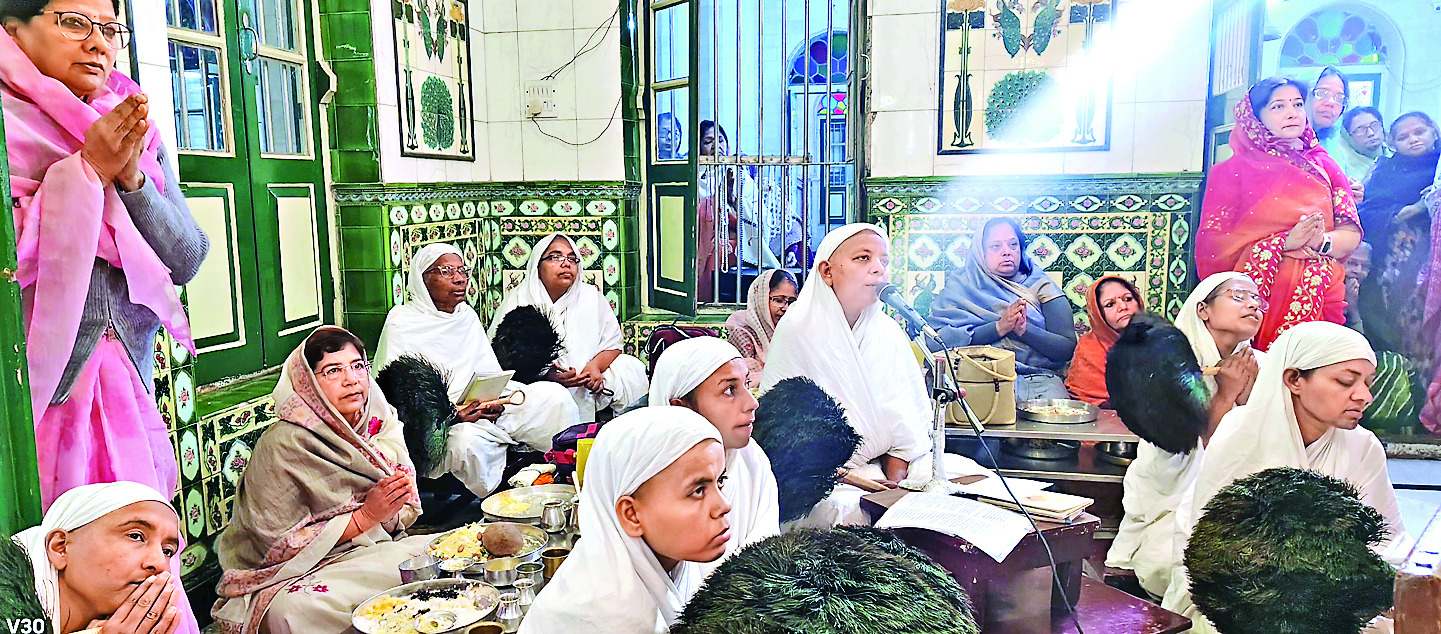 Ranchi News : दिगंबर जैन मंदिर अपर बाजार में आर्यिका विभाश्री का संदेश : श्रद्धालुओं से कहा जिनका संत स्वभाव हो, उनपर हम अपना गुस्सा निकाल सकते हैं