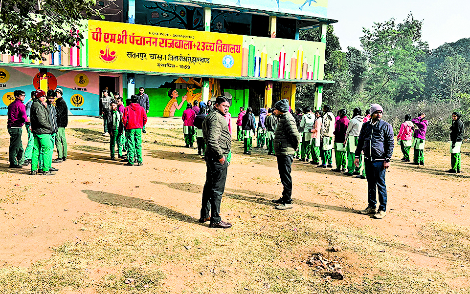 Bokaro News : विलंब से पहुंचीं शिक्षिका व अन्य को किया शो-कोज, वेतन भी रोका