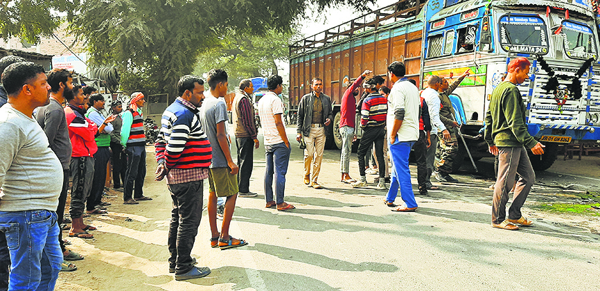 hajipur news. ट्रक की टक्कर से कार का अगला हिस्सा क्षतिग्रस्त