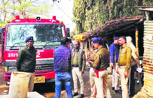 hajipur news. शॉर्ट सर्किट से काेर्ट परिसर में लगी आग, कई अधिवक्ताओं के चैंबर व फाइल जलकर खाक