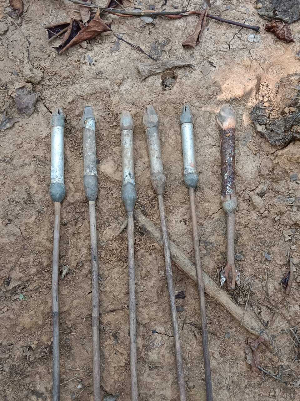 Chaibasa News : टोंटो में सुरक्षा बलों को सर्च अभियान में मिले छह तीर आइइडी